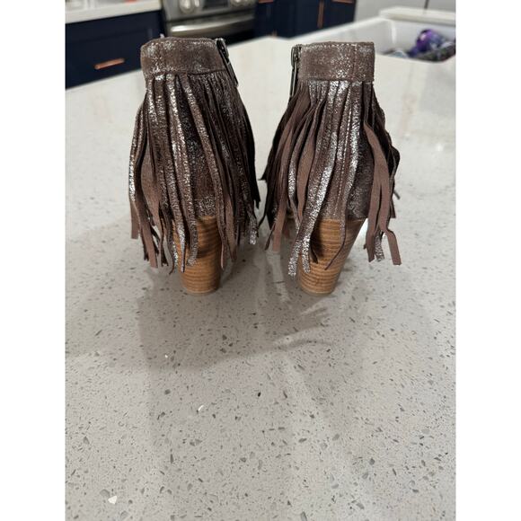 Ariat Unbridled Silver Metallic Fringe Booties Woman’s Size 8.5 - Picture 4 of 9